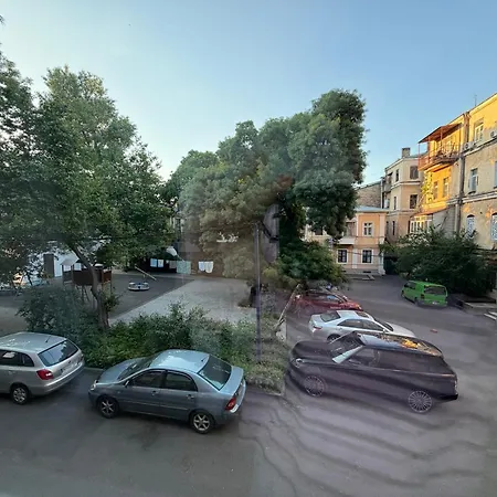 в самом центре одессы 2 отдельные комнаты и балкон Apartment Odessa