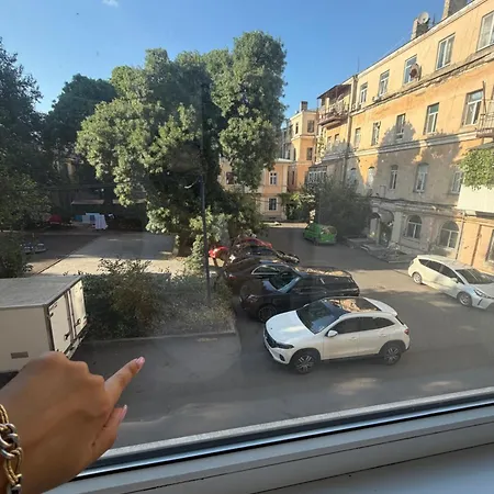 в самом центре одессы 2 отдельные комнаты и балкон Apartment
